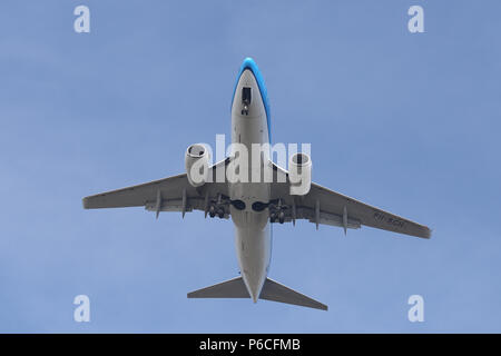 ISTANBUL, Turchia - 10 Marzo 2018: KLM Boeing 737-7K2 (CN 38053) in atterraggio a Istanbul Ataturk. KLM è la compagnia di bandiera dei Paesi Bassi con 119 Foto Stock