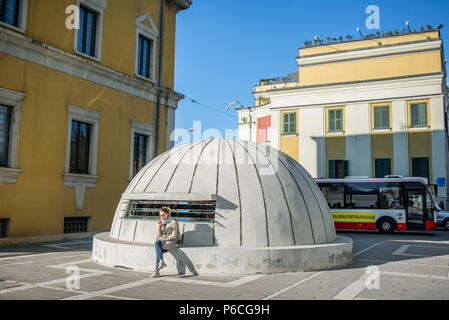 Bunker come ingresso al museo BunkArt a Tirana, Albania Foto Stock