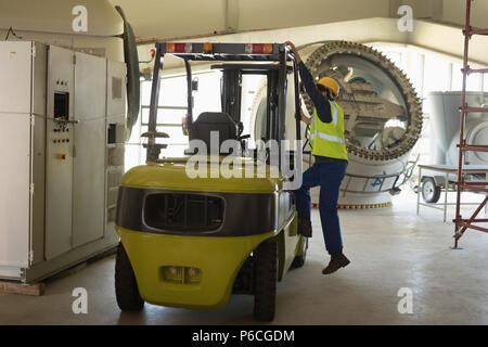 Lavoratore di sesso maschile ottenendo nel carrello Foto Stock