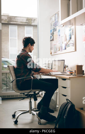 Dirigenti che lavorano su computer portatile in ufficio Foto Stock