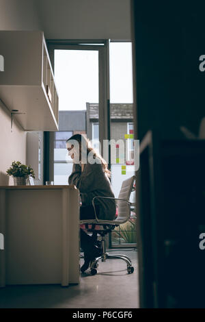 Dirigenti che lavorano su computer portatile in ufficio Foto Stock