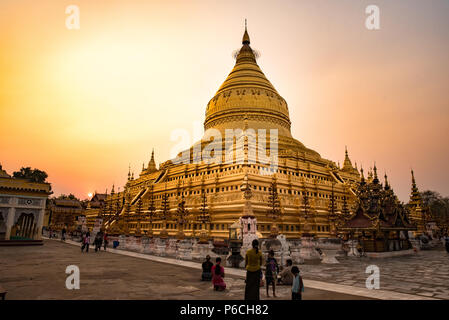 Golden Shwezigon pagoda di Bagan, Myanmar Foto Stock