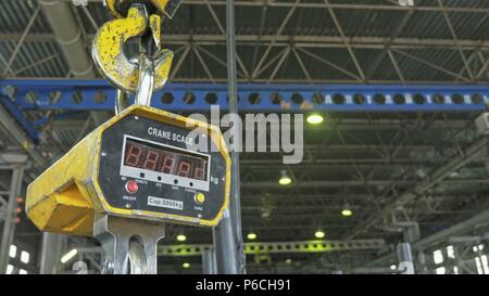 RUSSIA, ANGARSK - Giugno 8, 2018: tipo industriale 5000 kg peso digitale scala appesa al gancio della gru, con percorso di clipping. Fabbricazione di plastica Foto Stock