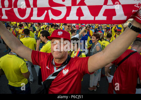 Una ventola polacca della nazionale di calcio con una ventola sciarpa sullo sfondo delle ventole colombiano a Kazan stadio Arena durante la Coppa del Mondo FIFA Foto Stock