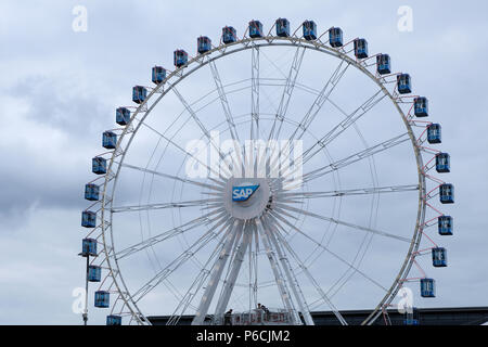 Hannover, Germania - 13 Giugno 2018: una ruota panoramica Ferris con il logo SAP all'aperto sulla superficie espositiva al CeBIT 2018. Foto Stock