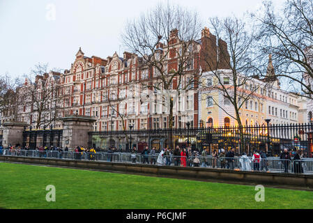 London, England Regno Unito - Dicembre 31, 2017: entrata del British Museum con le persone intorno a Londra, Inghilterra, Regno Unito Foto Stock