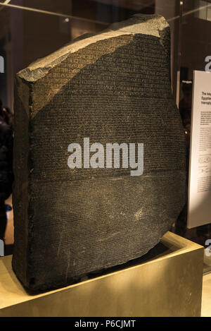 London, England Regno Unito - Dicembre 31, 2017: Rosetta Stone al British Museum di Londra, England, Regno Unito Foto Stock