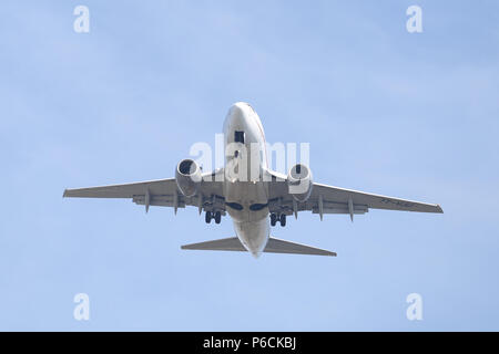 ISTANBUL, Turchia - 10 Marzo 2018: Air Algerie Boeing 737-6D6 (CN 30211) in atterraggio a Istanbul Ataturk. Air Algerie è la compagnia aerea nazionale di un Foto Stock