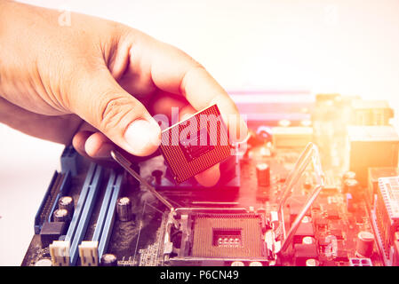 Centro di CPU, fotografia macro di unità CPU,l'uomo che fissa il computer mettendo la CPU su socket Foto Stock