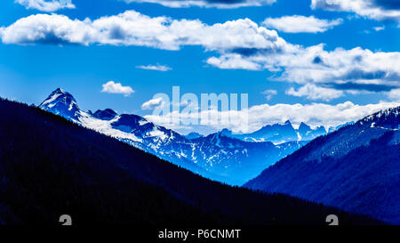 Le cime frastagliate del Cascade Mountain Range in USA-Canada il confine come visto dalla cascata Lookout Point nella CE Manning Provincial Park in BB in Canada Foto Stock