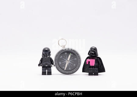 Trooper morte e Darth Vader con un compasso. Lego minifigures sono fabbricati da Lego. Foto Stock