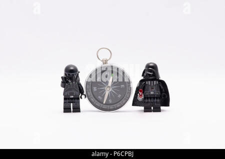 Trooper morte e Darth Vader con un compasso. Lego minifigures sono fabbricati da Lego. Foto Stock