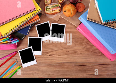 Banco di scuola con diversi vuoto stile polaroid photo album di stampe Foto Stock