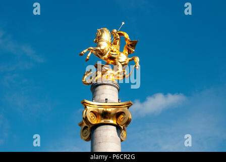 Il Monumento alla Libertà, noto come San Giorgio statua presso la Piazza della Libertà a Tbilisi, Georgia. Foto Stock