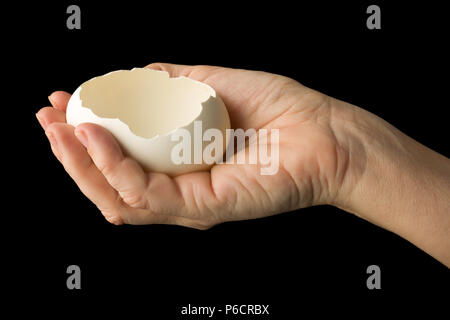 Mano che regge un uovo aperto - è possibile photoshop un bambino o qualsiasi oggetto in essa Foto Stock