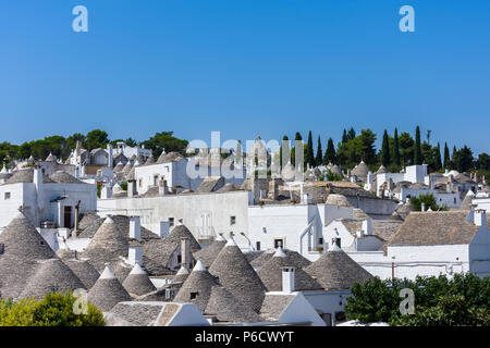 Vista panoramica di Alberobello con i trulli di tetti e terrazze, regione Puglia, Italia Meridionale Foto Stock