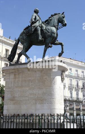 CARLOS III. REY DE ESPAÑA. ESTATUA ECUESTRE EN LA PUERTA DEL SOL. REPRODUCCION EN BRONCE DE MIGUEL ANGEL RODRIGUEZ Y EDUARDO ZANCADA, año 1994, DE UNA OBRA DE MENOR TAMAÑO DE JUAN PASCUAL DE MENA QUE SE HALLA EN EL MUSEO DE LA Real Academia de Bellas Artes de San Fernando. MADRID. Foto Stock