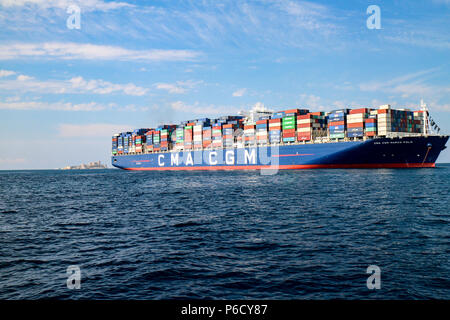 La CMN di navi portacontainer accodamento per rendere omaggio a Jacques SAADE fondatore di CMA-CGM gruppo Foto Stock