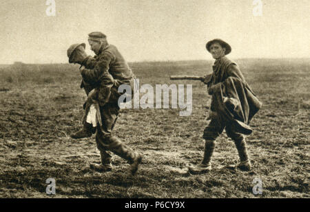 Portando la guerra mondiale i, soldato tedesco, prigionieri britannici, ww1, la prima guerra mondiale, la prima guerra mondiale Foto Stock