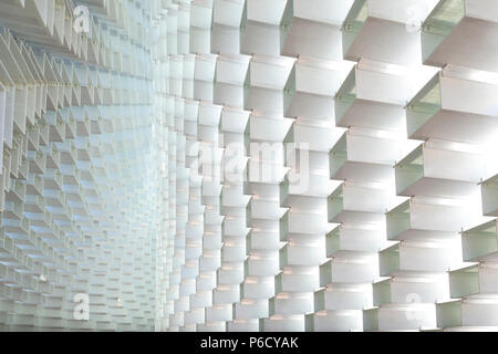 Serpentine Gallery Pavilion 2016. Struttura temporanea di cubetti in fibra di vetro a forma di montagna ondulata. Molto guardando come la parete di rosa Foto Stock