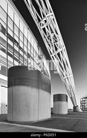 L'arco in acciaio di Wembley stadium conosciuta come 'Wembley arch' supporta la struttura del tetto è di 134 metri (440 ft) alta con un arco di 317 metri (1.040 Foto Stock