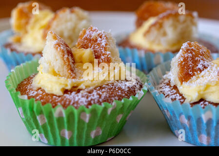 Cupcake farfalla in tazze di carta blu e verde Foto Stock