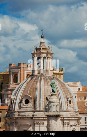 Antica Colonna Traiana con San Pietro statua e la barocca chiesa del Santissimo Nome di Maria a Roma tra le nuvole Foto Stock