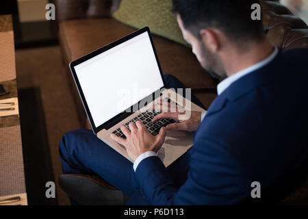 Uomo d affari con computer portatile Foto Stock