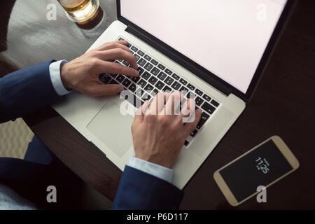 Uomo d affari con computer portatile in hotel Foto Stock