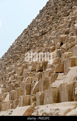 Una stima di 2,3 milioni di blocchi di calcare compongono la Grande Piramide di Giza (piramide di Khufu, piramide di Cheope) di Giza in Egitto. Foto Stock