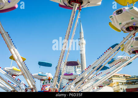 Parco di divertimento nella piazza centrale, Tirana, Albania Foto Stock