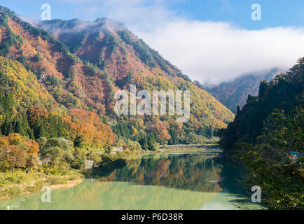 Autunno Autunno fogliame Koyo nella regione di Tadami Fukushima Giappone Foto Stock