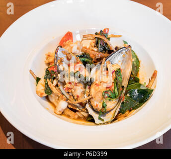 Agitare fritto frutti di mare piccante cibo tailandese Foto Stock