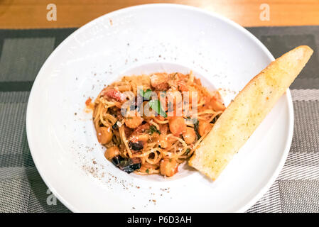 Spaghetti salsiccia con pane croccante Foto Stock