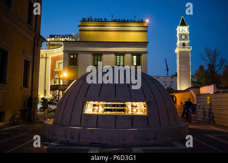 Bunker come ingresso al museo BunkArt a Tirana, Albania Foto Stock