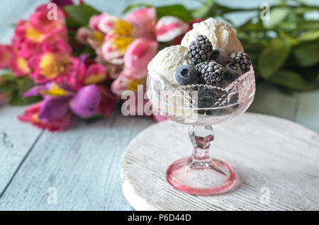 Gelato alla vaniglia con frutti di bosco fozen nel vaso di vetro Foto Stock