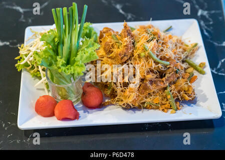 Spaghettini fritti acqua mimosa gamberetti e polpa di granchio Foto Stock