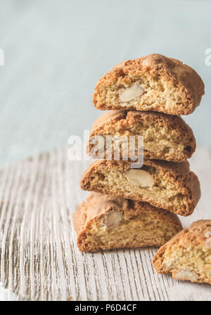 Cantuccini sul pannello di legno Foto Stock