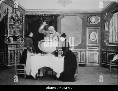 Français : Photo du film 'Le repas fantastique" (1900) de Georges Méliès . 9. settembre 2012, 11:09:02 60 Le repas fantastique Foto Stock