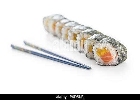 Set di futomaki sushi e bacchette isolati su sfondo bianco. Foto Stock