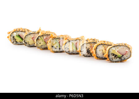 Tempura fritti caldi maki sushi tradizionale giapponese cibo isolato su bianco. Foto Stock