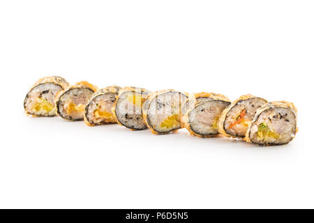 Tempura fritti caldi maki sushi tradizionale giapponese cibo isolato su bianco. Foto Stock