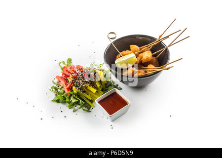 Fried samon pezzi con salsa di pomodoro e insalata di verdure isolati su sfondo bianco. Foto Stock