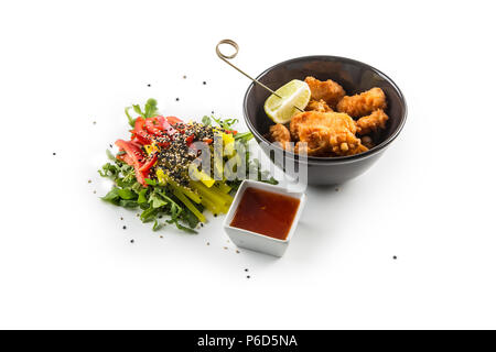 Fried samon pezzi con salsa di pomodoro e insalata di verdure isolati su sfondo bianco. Foto Stock