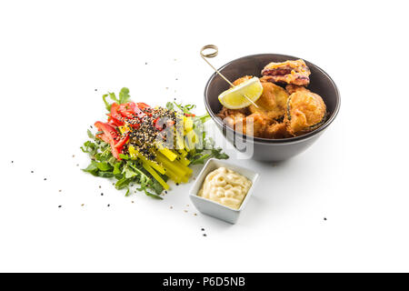 Fritti di pezzi di verdure con salsa di pomodoro e insalata di verdure isolati su sfondo bianco. Foto Stock