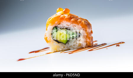 Chiudere-uo Philadelphia Roll sushi con salsa di soia. Foto Stock