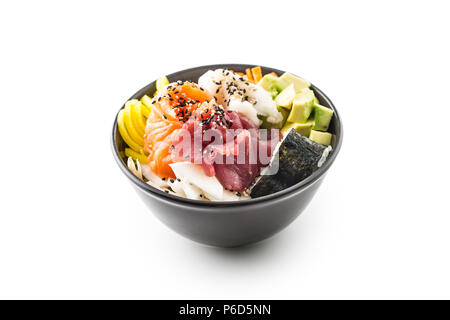 Il cibo giapponese mix chirashi don con il pesce di mare Salmone e tonno in recipiente isolato su sfondo bianco. Foto Stock