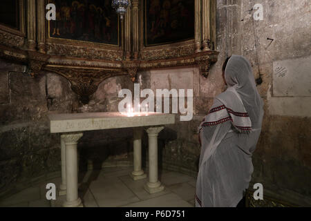 Pellegrino cristiano dall'Africa presso la cappella Greca di San Longino il centurione romano che hanno trafitto di Cristo e convertito al cristianesimo all interno della chiesa del Santo Sepolcro la Città Vecchia di Gerusalemme Est Israele Foto Stock