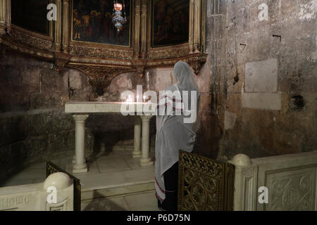 Pellegrino cristiano dall'Africa presso la cappella Greca di San Longino il centurione romano che hanno trafitto di Cristo e convertito al cristianesimo all interno della chiesa del Santo Sepolcro la Città Vecchia di Gerusalemme Est Israele Foto Stock