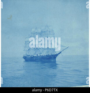 . Inglese: Unidentified tre-masted sailing ship, posizione sconosciuta, ca. 1899 . Inglese: Questa fotografia è parte di una serie di immagini che ritraggono il progresso di un viaggio in Giappone e includono viste delle Hawaii, nelle Filippine e in Giappone. Non è noto se H. Ambrogio Kiehl è stato il fotografo o hanno preso parte in viaggio . Sul verso dell'immagine: al mare soggetti (LCSH): le navi a vela . circa 1899 79 Unidentified tre-masted sailing ship, posizione sconosciuta, ca 1899 (KIEHL 147) Foto Stock